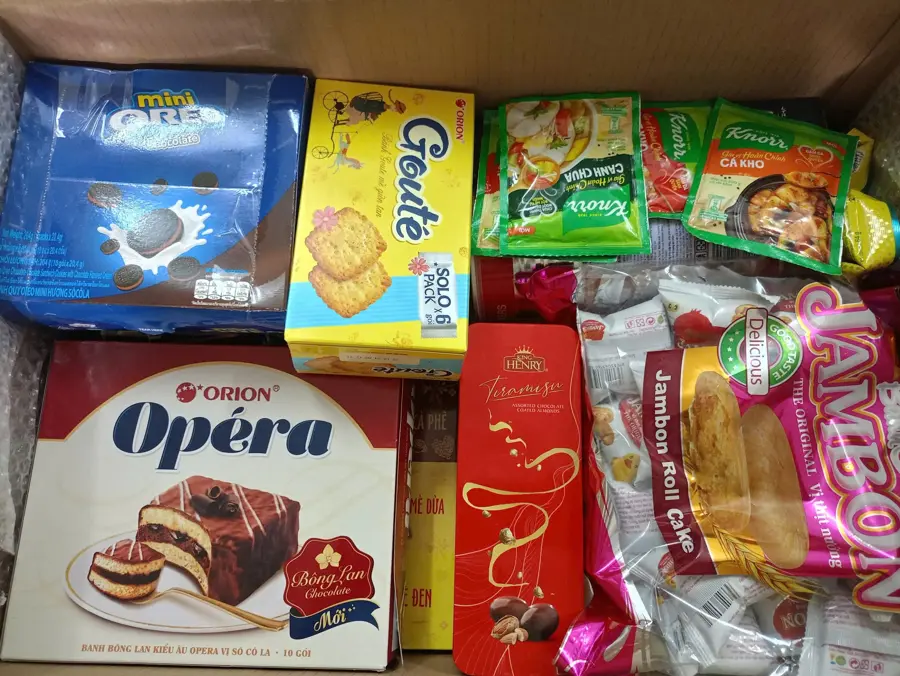 Thùng bánh kẹo và gia vị chèn xốp hơi